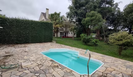 Casa em condomínio de luxo, localizada no bairro São Braz em Curitiba, com 4 quartos, 6 vagas de garagem e terreno com aproximadamente 1.300 m² de área privativa (maior terreno do condomínio).