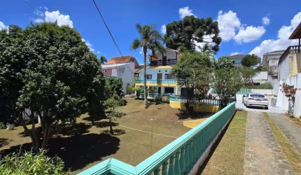 Sobrado com construção robusta, com espaços amplos e um terreno grande repleto de natureza, tudo isso em uma localização privilegiada no Pilarzinho.