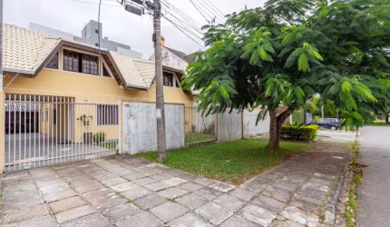 Casa duplex com suite no térreo e quintal espaçoso!
