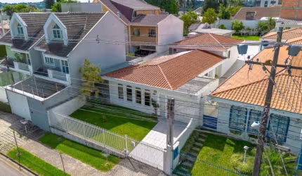 Casa terrea 3 quartos + 1 suite,  quintal e vaga pra 8 carros