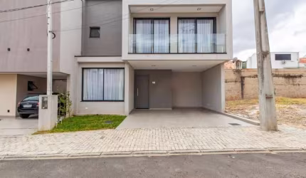 Ótimo sobrado em Condomínio no Xaxim