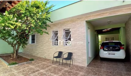 Vende se Casa Térrea com quintal, 250m² Terreno,  no Parque Centenário, 2 Quartos, Lavanderia, Garagem para 3 Autos, Aceita Financiamento