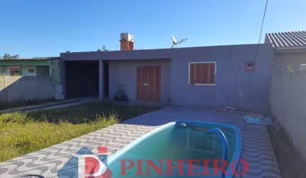 Casa em alvenaria com piscina na av. Mostardeiros