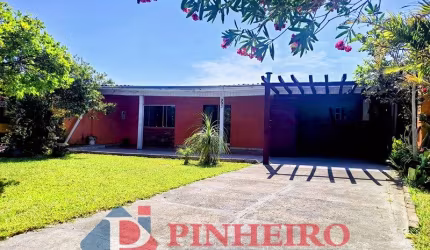 Seu Refúgio Perfeito: Casa com 2 Dormitórios e Jardim Encantador a Apenas 350m do Mar!