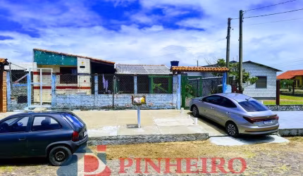 Casa à Venda: 3 Dormitórios (1 Suíte), Anexo e a Apenas 70m do Mar!