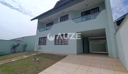 Sobrado dos Sonhos no Guabirotuba: Espaço, Conforto e uma Vista Incrível!