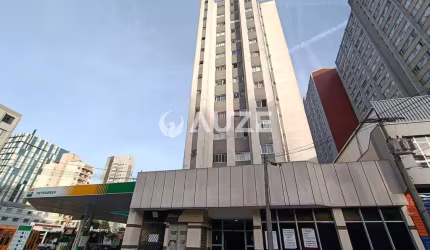 Apê todo reformado com comôdos bem divididos no coração do centro de Curitiba. Ideal para Morar ou