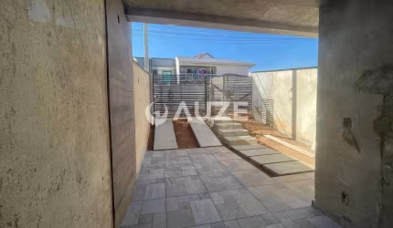 Frente para a rua, com quintal com churrasqueira, suíte com closet e sacada.