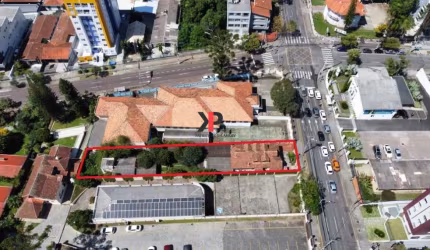 Terreno ZR-4 com 751 m2 e residência averbada. Localização Central!