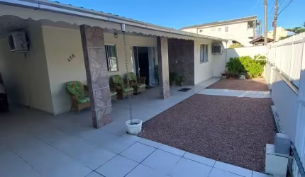 Casa a venda,  por R$ 650.000,00, com 3 dormitórios, na praia de Gravatá, Navegantes SC