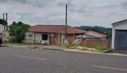 Terreno com duas casas de alvenaria e completa infraestrutura no Costeira - Oportunidade Única