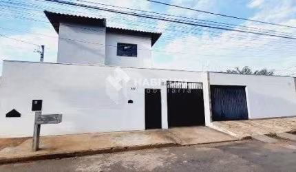 Casa comercial com 4 salas para alugar no Conjunto Segismundo Pereira, Uberlândia  por R$ 4.200