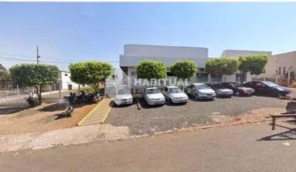 Barracão / Galpão / Depósito com 2 salas para alugar no Distrito Industrial, Uberlândia  por R$ 30.000