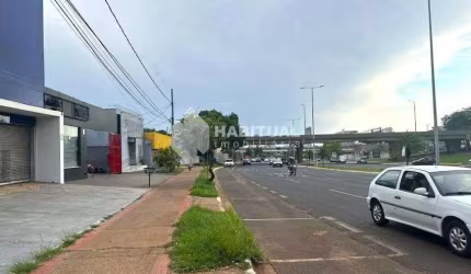 Prédio com 7 salas para alugar em Saraiva, Uberlândia  por R$ 19.500