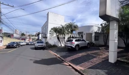 Casa comercial com 9 salas para alugar no Brasil, Uberlândia  por R$ 12.000