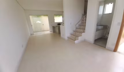 Casa Geminada de 03 Quartos no Bairro Caiçara