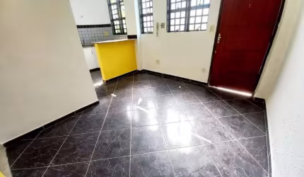 Área Privativa de 02 Quartos no Bairro Alvaro Camargo