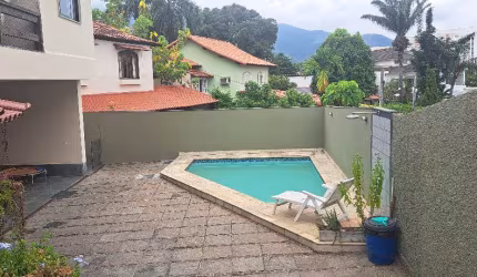 Casa com 4 dormitórios, sendo uma suíte, à venda com 340 m² por R$ 1.249.999 no no Condomínio Nova Barra