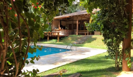 Ibiúna Casa condomínio mobiliado 280m² AC e AT 1.500m² 03suítes 4 vgs