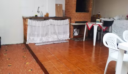 Ótima casa AC 225m²  AT 280m² 04d 02 suítes 03 vagas