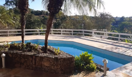 Ibiúna Casa em condomínio AC 400 m² TE 1.600 m² 08 salas 04 suítes - SPA adega, área gourmet.