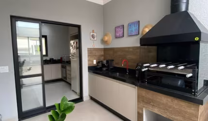 Casa térrea em condomínio com 3 suítes, 200m², planejados e ar condicionado. Condomínio Bréscia