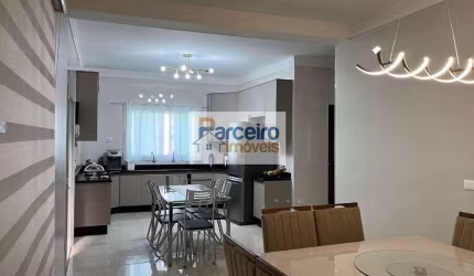 Linda casa terrea com 3 dormitórios à venda, 228 m² com piscina.