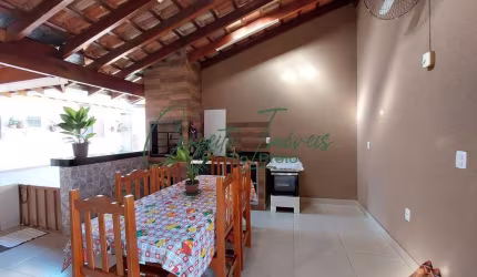 Casa com Edícula para venda, com 4 dormitórios, 4 banheiros, ampla varanda, Jardim Caparroz, a 6 minutos do Centro.