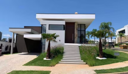 Casa para venda possui 244 metros quadrados com 3 quartos