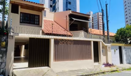 Vende-se Casa de 230m&#178; no Bairro da Madalena