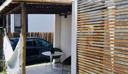 Casa com 2 Suítes e Jardim em Condomínio com Piscina!