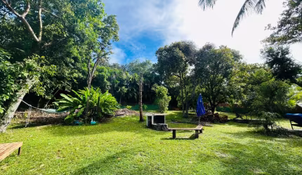 Terreno de 2000 m2 com casa e 4 chalés em Imbassai