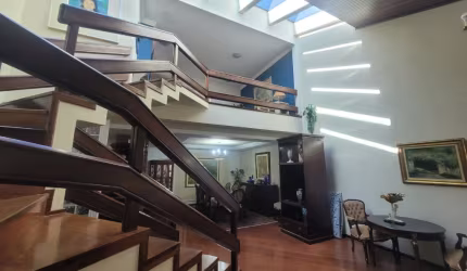 Descubra esta magnífica residência de dois andares, situada no charmoso bairro Tingui, em Curitiba.