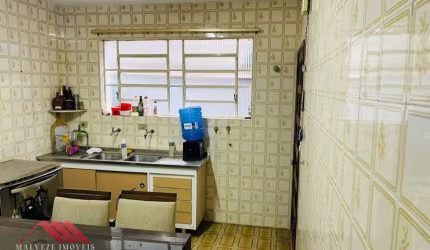 Sobrado com 03 dormitórios e 6 vagas