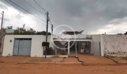 CASA ESPAÇOSA COM POSSIBILIDADE PARA FINALIDADE COMERCIAL codigo: 92409