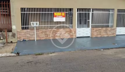 VENDE-SE CASA RESIDENCIAL NA GRANDE CRISTO REI - EXCELENTE LOCALIZAÇÃO PRÓXIMA AO HOSPITAL METROPOLITANO E UNIVAG - COM TRÊS QUARTOS SENDO UMA SUÍTE E DUAS VAGAS DE GARAGEM SENDI UMA COBERTA - A VENDA