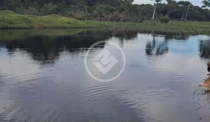 Sítio em Poconé  31.5hA  Escriturada.  Duas casas alvenaria. Formada pastagem  Mata de reserva  4 lagos/ de água consumo gado ou criacao de peixe. Acesso estrada cascalhada  22km da Cidade de Poconé c