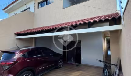 Lindo Sobrado em Várzea Grande - MT com 179m2 de área construída. Sala de estar, sala de jantar, cozinha com planejados, 03 quartos sendo 01 suíte com sacada, lavabo, banheiro social, espaço gourmet e
