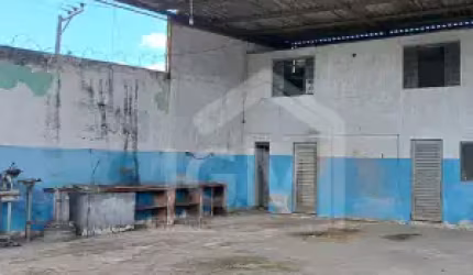 O GALPÃO POSSUI SALAS, COZINHA E BANHEIRO.