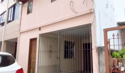 Vendo Casa Duplex  de vila com 3 qtos e garagem na Imbetiba/Macaé-RJ.
