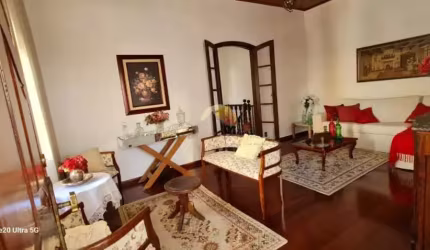 VENDO ENCANTADORA CASA NO CENTRO DE ITAJUBÁ! - CA1385