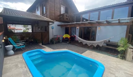 Casa Semi Mobiliada c/ Piscina Ótima Localização