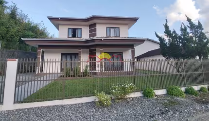 Sobrado Semi Mobiliado com Amplo Terreno e Suíte