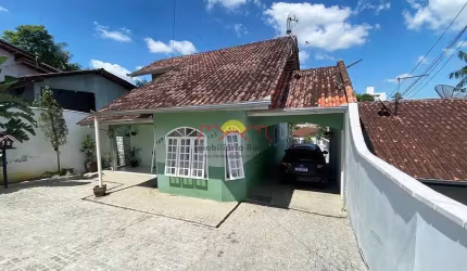 Casa Averbada Semi Mobiliada com 03 Quartos