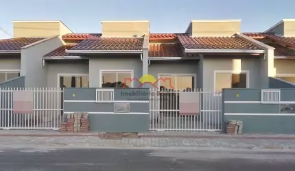 Casa Geminada com Suíte e Vaga de Garagem