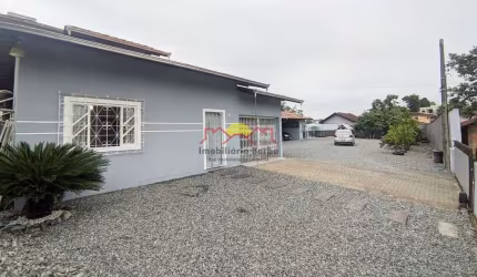 Casa Semi Mobiliada com Amplo Terreno e Piscina