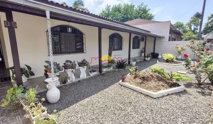 Casa com Amplo Terreno e Edícula