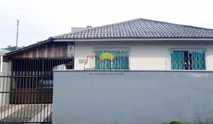 Casa com Amplo Terreno e Edícula