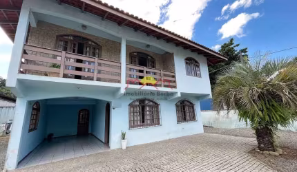 Casa com Amplo Terreno e 03 Quartos