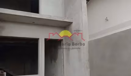 Sobrado Geminado com Amplo Espaço e 02 Suítes